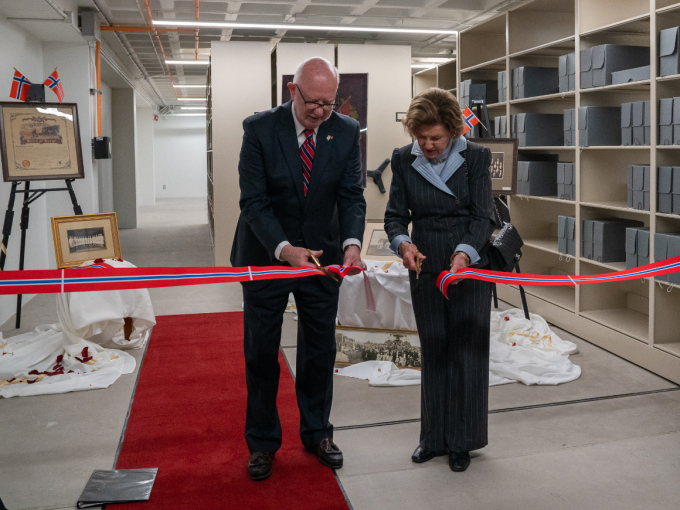President David Anderson og Dronning Sonja markerer åpningen av det nye historiske arkivet ved St. Olaf College. Foto: Simen Sund, Det kongelige hoff
